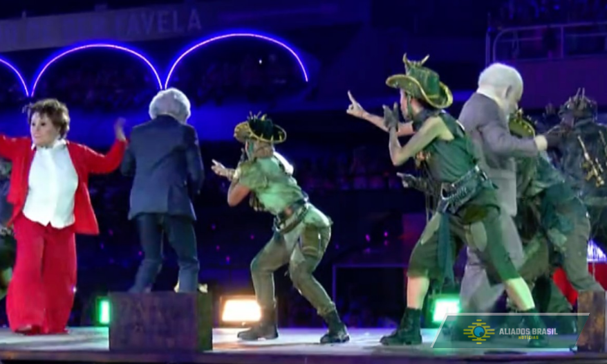 Acadêmicos de Niterói encena “roubo da faixa” por Temer em desfile sobre Lula