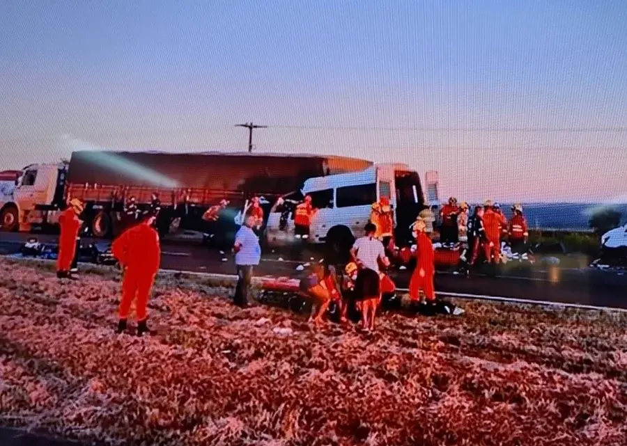 Acidente na BR-020 deixa cinco pessoas mortas e 11 feridas, no Entorno do DF