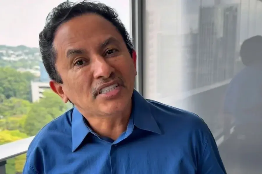 Após perder fortuna, Manoel Gomes mora de favor e tenta se reerguer