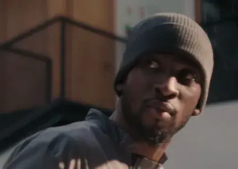 Após Vini Jr., Benfica lança campanha com jogador negro “roubando” camisa