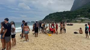 Asa-delta com 2 pessoas cai no mar em São Conrado