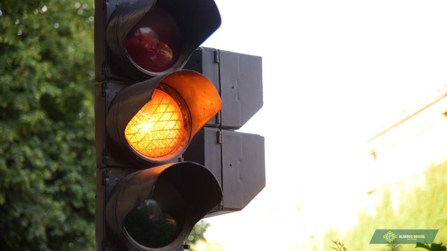 Avançar no amarelo pode dar multa? Entenda quando é infração