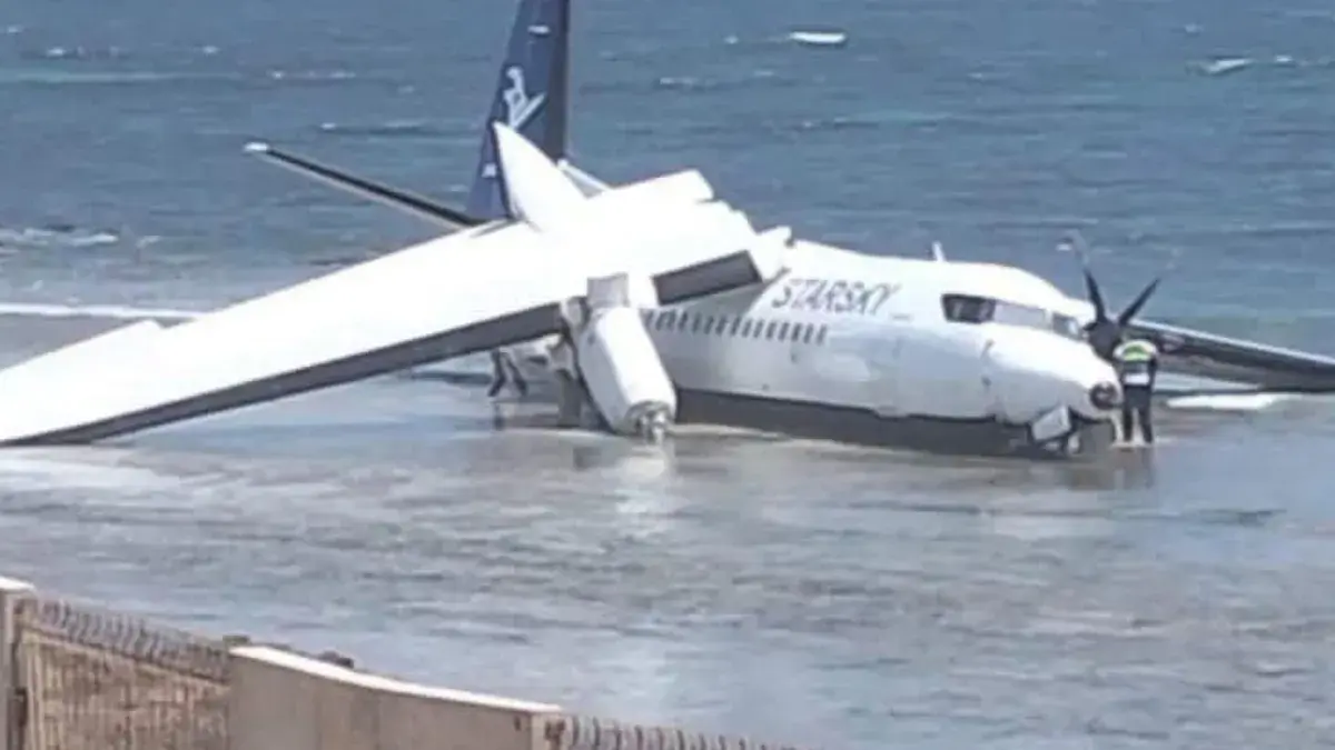 Avião com 55 passageiros faz pouso de emergência em praia na Somália