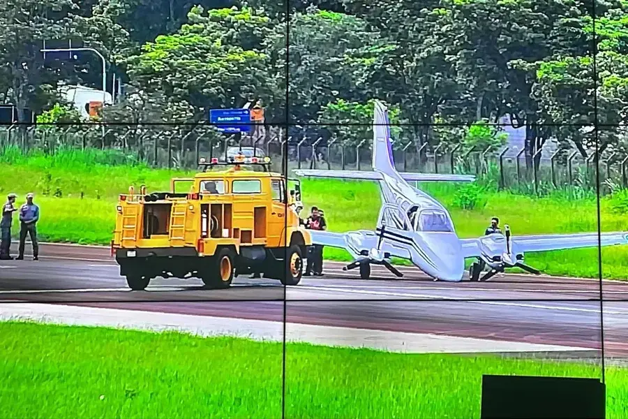 Avião faz aterrissagem de emergência sem trem de pouso após atingir ave