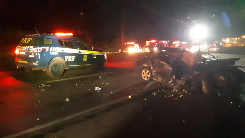 Bebê é arremessado no asfalto após carro perder controle e porta abrir. Veja vídeo