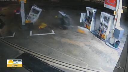 Carro em alta velocidade invade posto e arranca bomba de combustível em SP; ASSISTA!