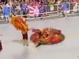 Casal de mestre-sala e porta-bandeira da Acadêmicos do Tatuapé leva tombo após escorregar em óleo; veja