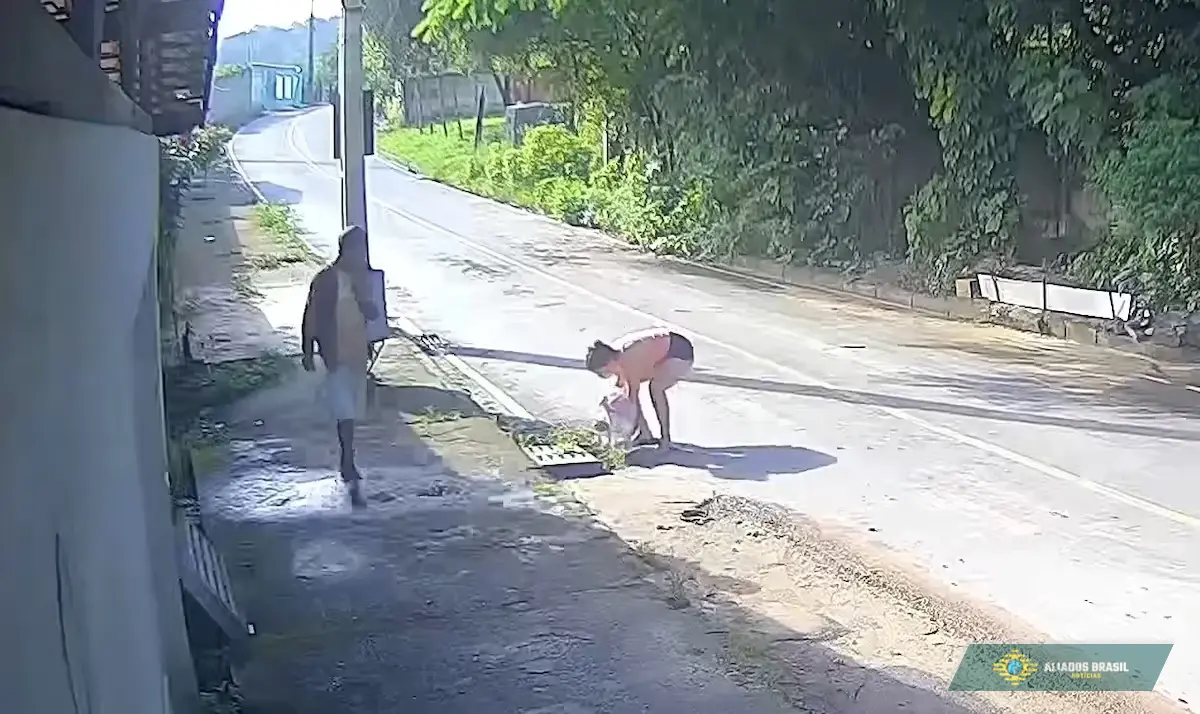 REVOLTANTE: Bebê de apenas 1 mês é abandonado em bueiro em Minas Gerais; pais acabam presos. Veja o vídeo