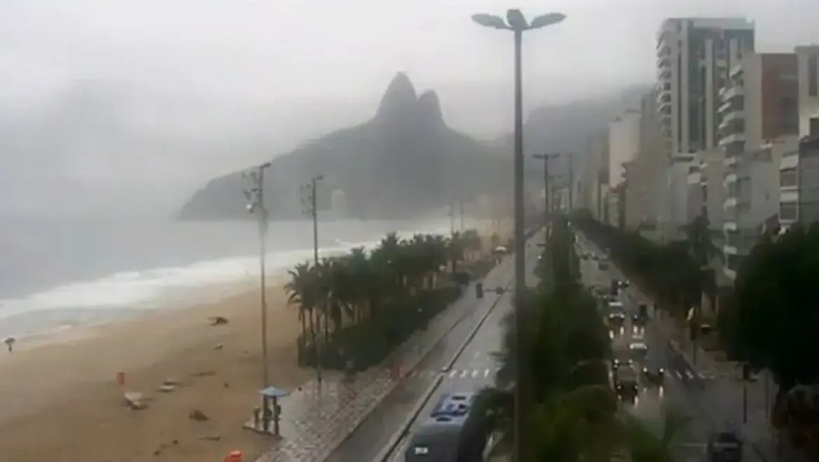 Chuva forte atinge o Grande Rio, deixa feridos, alaga ruas e causa deslizamento