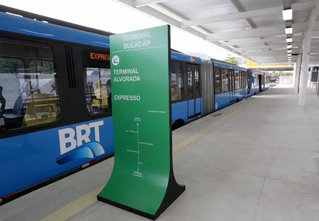 Colisão entre ônibus e BRT deixa 21 feridos no Rio de Janeiro
