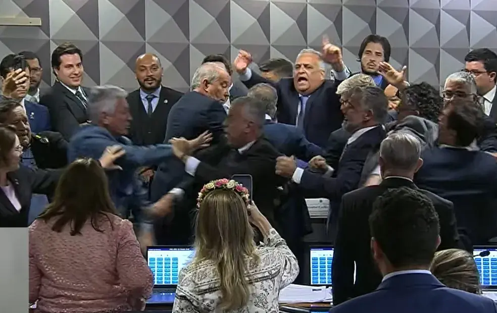 CPMI do INSS mostra que 'acordo' para blindar governo Lula e família Bolsonaro ruiu e que eleição de 2026 já começou