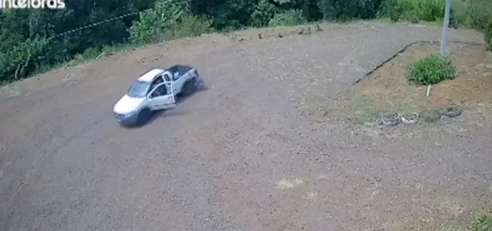 VÍDEO: Crianças saltam de carro em movimento após soltarem freio de mão