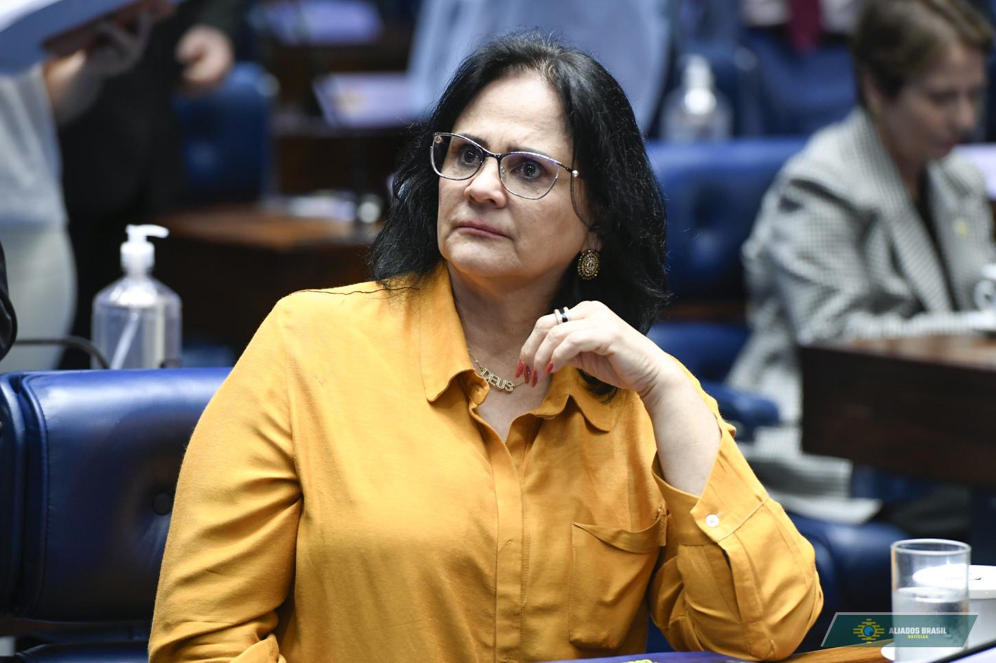 Damares aciona Justiça contra escola de samba por campanha antecipada para Lula