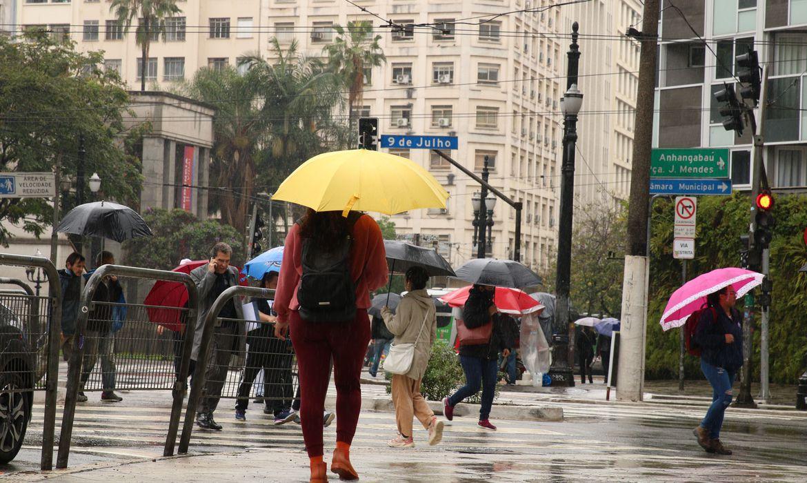 Defesa Civil emite alerta para chuva forte, com risco de granizo e rajadas de vento, em SP nesta segunda e terça-feira