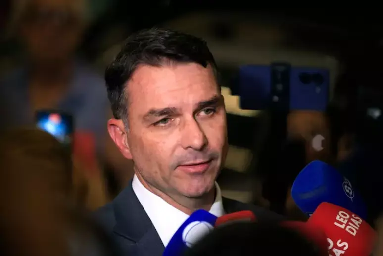 Flávio Bolsonaro prefere articulação política e institucional a apoio militar na pré-campanha