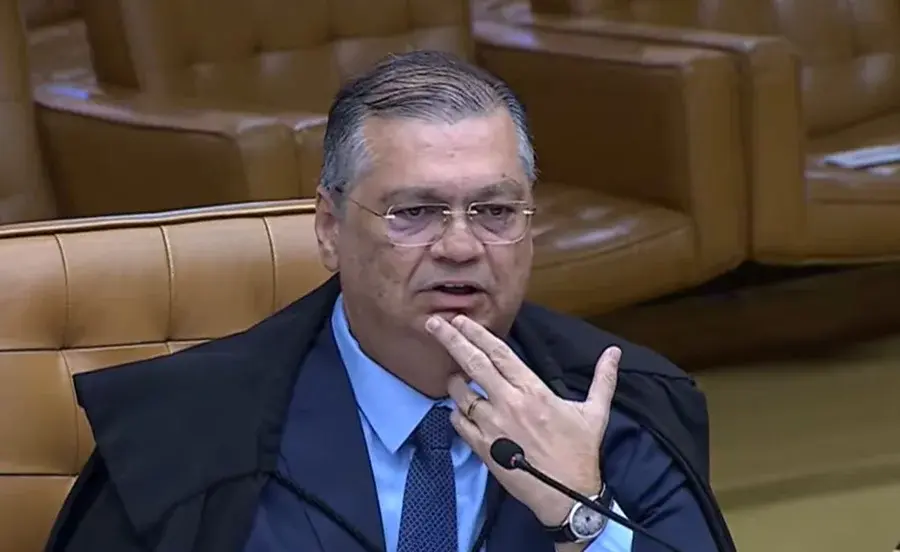 Dino suspende “penduricalhos” do serviço público nos Três Poderes