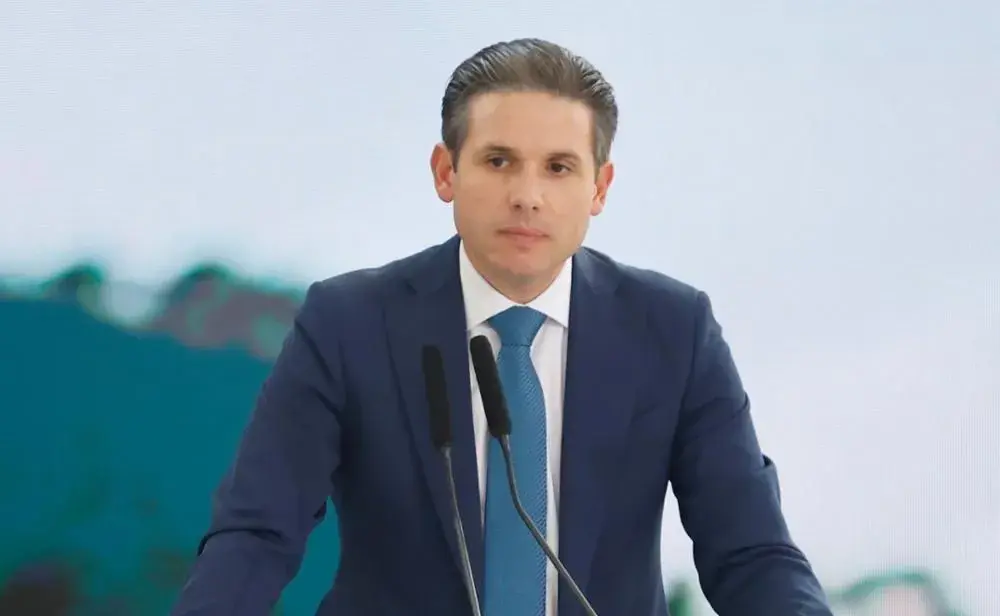 Envio à CCJ de PECs da redução da jornada indispõe Hugo Motta e governo