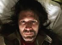 Evan Dando é internado no Brasil após enviar vídeos íntimos a fã e esposa se pronuncia: 'Não defendo'