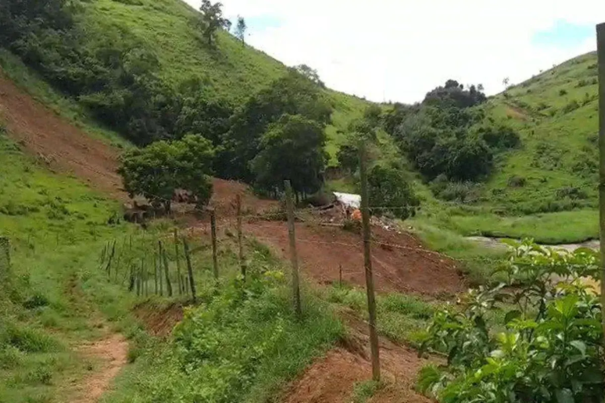 Família morre soterrada após deslizamento de terra atingir casa em MG