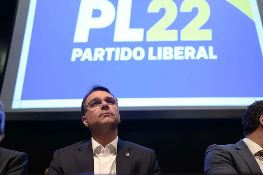 Flávio Bolsonaro chora em reunião com parlamentares do PL