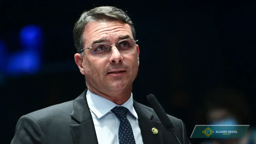 Flávio Bolsonaro diz que não vai dispensar apoio do Centrão: “Sozinhos não chegamos a lugar nenhum”