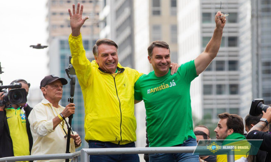 Flávio Bolsonaro pede apoio de “todes” após brigas internas na direita