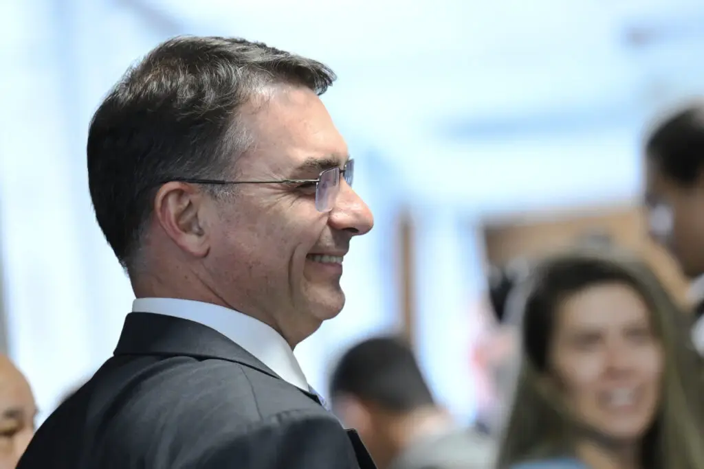 Flávio Bolsonaro viaja aos EUA e amplia agenda internacional