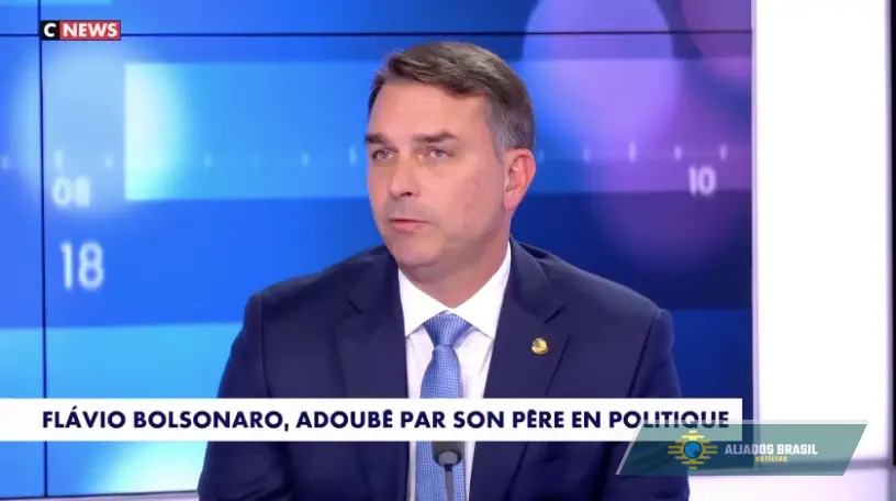 Flávio critica Emmanuel Macron e Lula em TV francesa
