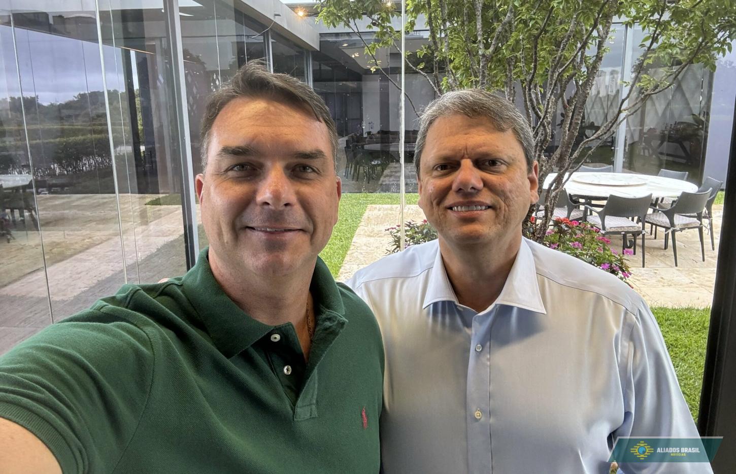 Flávio elogia Tarcísio: “Saiu da costela de Bolsonaro”