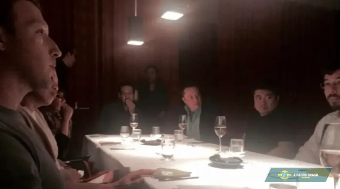 Foto mostra Zuckerberg e Musk em jantar com Epstein