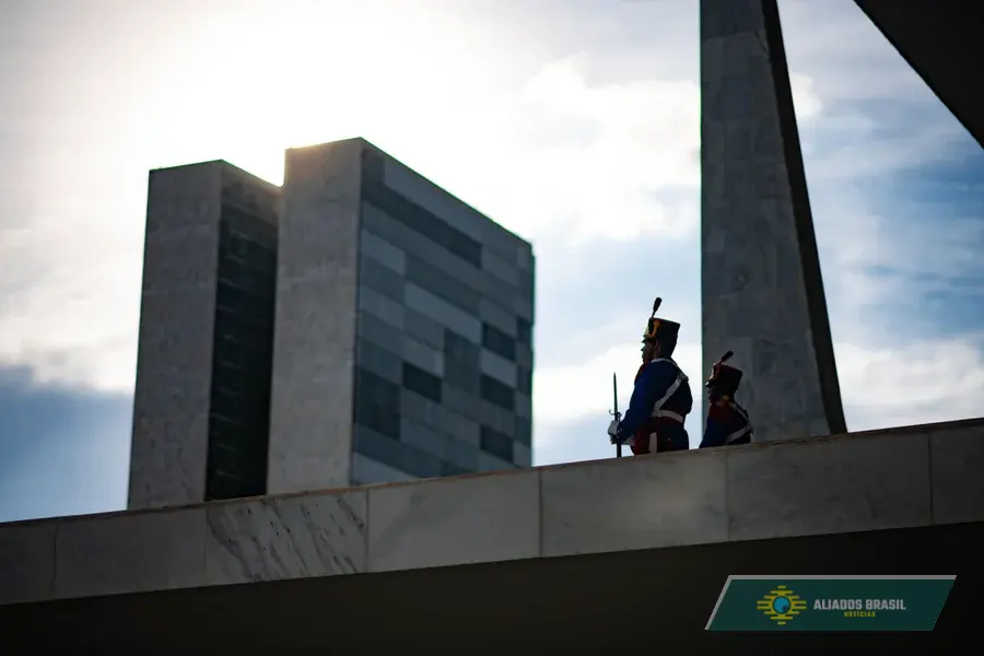 Homem é detido após se despir e correr em direção ao Congresso