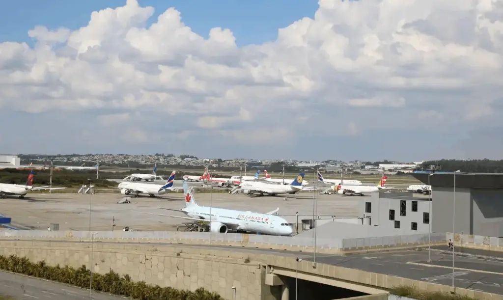 Homem morre após choque em canteiro de aeroporto