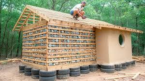 Homem troca mensalidade de academia por obra e constrói casa com pneus e pallets