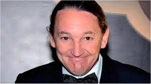 Humorista Marquito passa por cirurgia delicada na coluna de cerca de 4 horas, mas se recupera bem, diz SBT