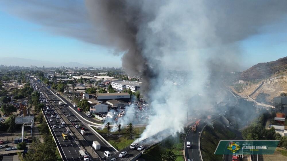 IMAGENS IMPRESSIONANTES: Explosão de caminhão-tanque deixa quatro mortos e 20 feridos no Chile