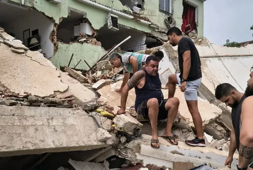 Imóvel desaba no Engenho Novo; quatro são resgatados com vida