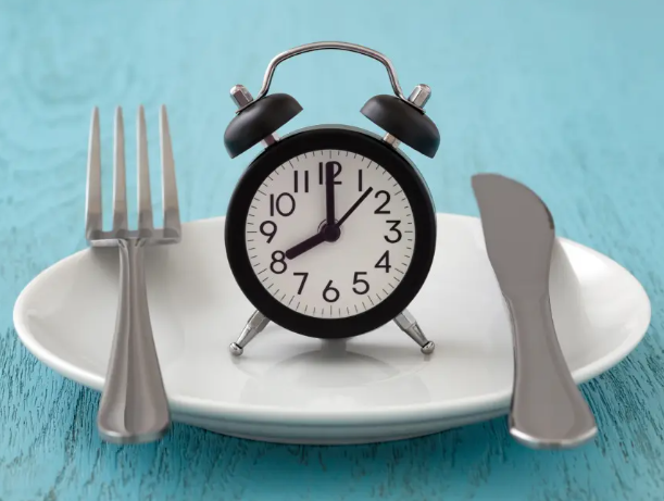 Jejum de 16 horas pode aumentar eficácia da imunoterapia contra o câncer, aponta estudo