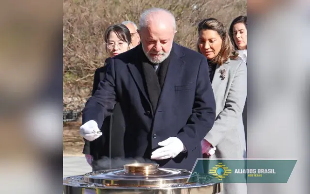 Lula ganha luva com nove dedos na Coreia do Sul