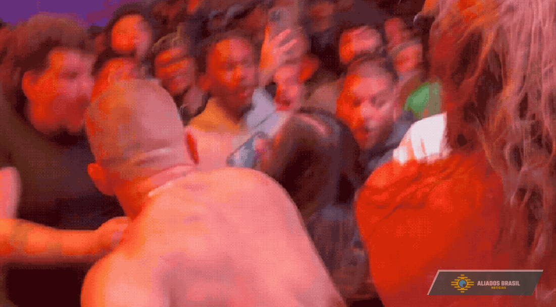 Lutador de wrestling acerta chute no rosto de mulher da plateia durante disputa nos Estados Unidos; vídeo