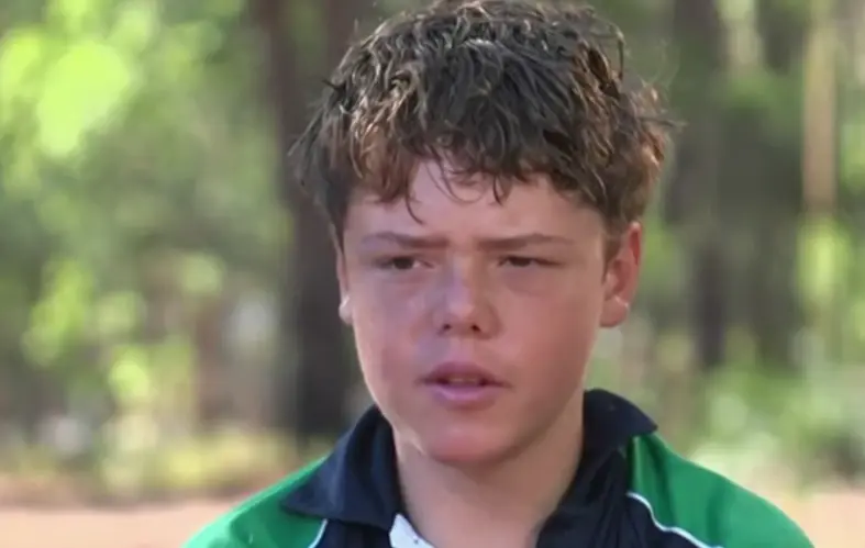 Menino de 13 anos nada quatro horas para salvar família