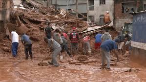 Moradores se juntam a bombeiros no resgate e no acolhimento de famílias na Zona da Mata (MG)
