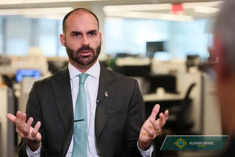 Moraes manda citar Eduardo Bolsonaro por edital