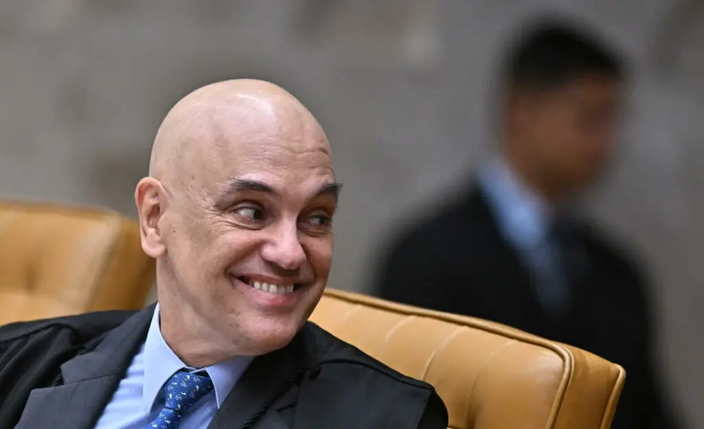 Moraes nega flexibilizar o horário para Flávio visitar Jair Bolsonaro