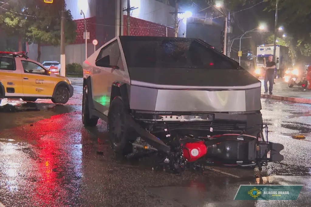 Motociclista morre após bater em carro futurista na Zona Sul de SP