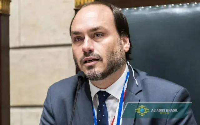 MP do Rio reabre investigação contra Carlos Bolsonaro