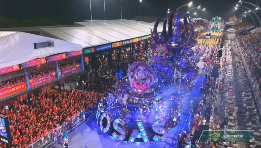 Mulher esmaga parte do dedo em empilhadeira antes de desfile