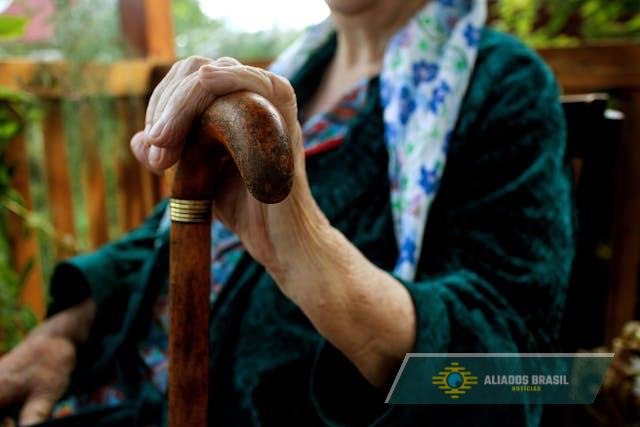 Mulher processa nove irmãos para ter ajuda com mãe doente