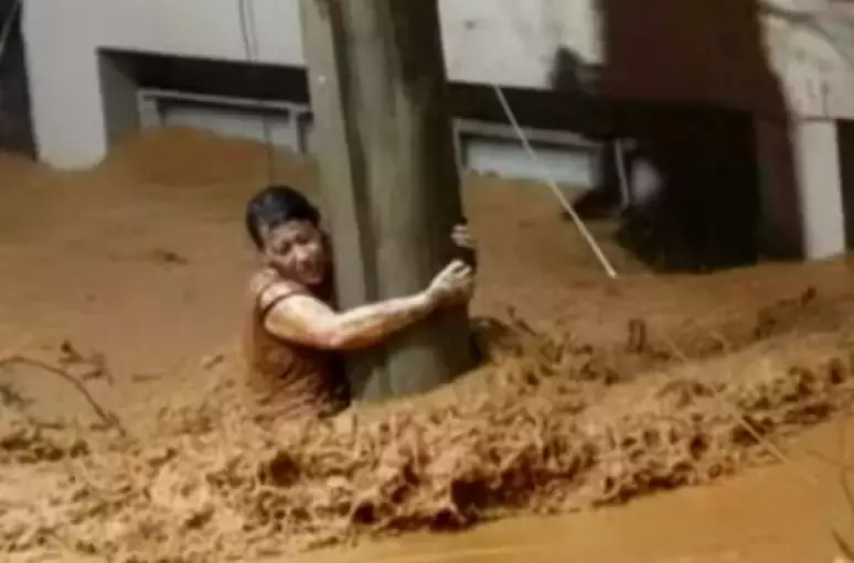 Mulher que ficou mais de 3h agarrada em poste durante enchetes em MG: ‘Não deixa eu morrer afogada’  