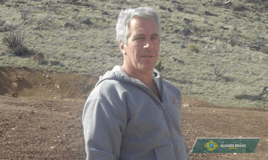 Novas fotos de Jeffrey Epstein mostram mulher rastejando aos pés do bilionário, com imagem de bebê nu ao fundo