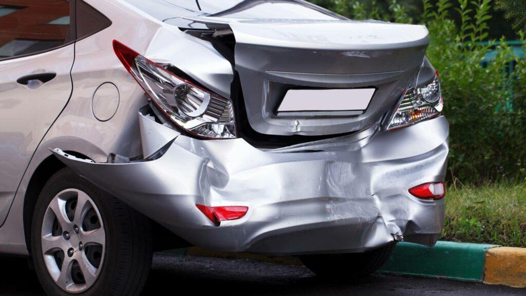 O que diz a lei sobre dirigir com o carro quebrado ou amassado?